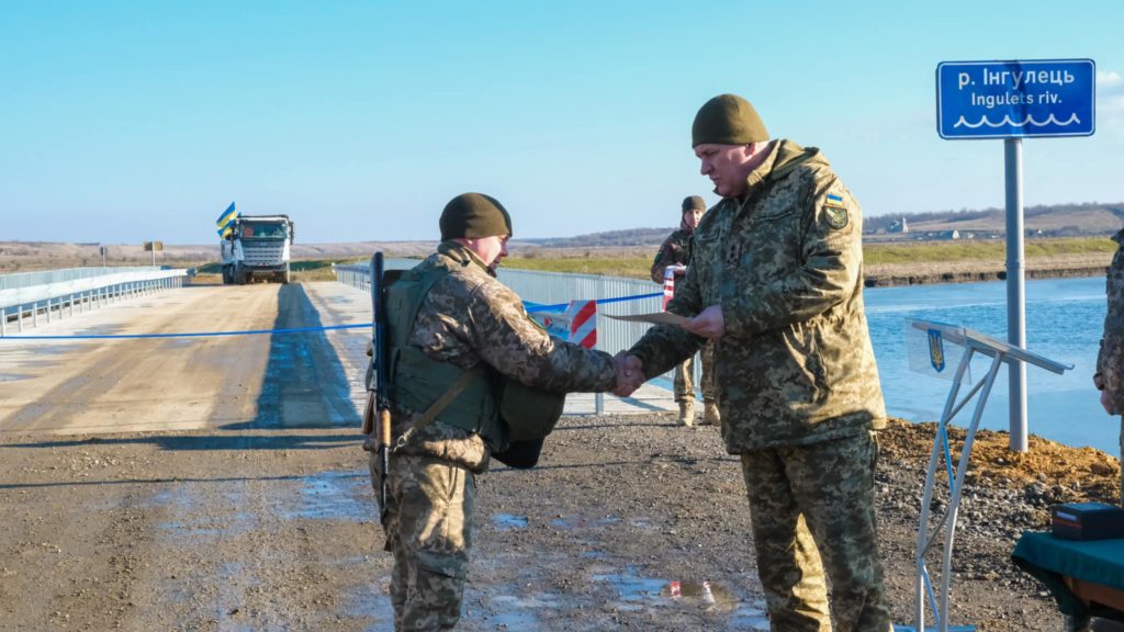 На Миколаївщині відновили міст, зруйнований внаслідок підриву росіянами Каховської ГЕС (ФОТО, ВІДЕО) 12