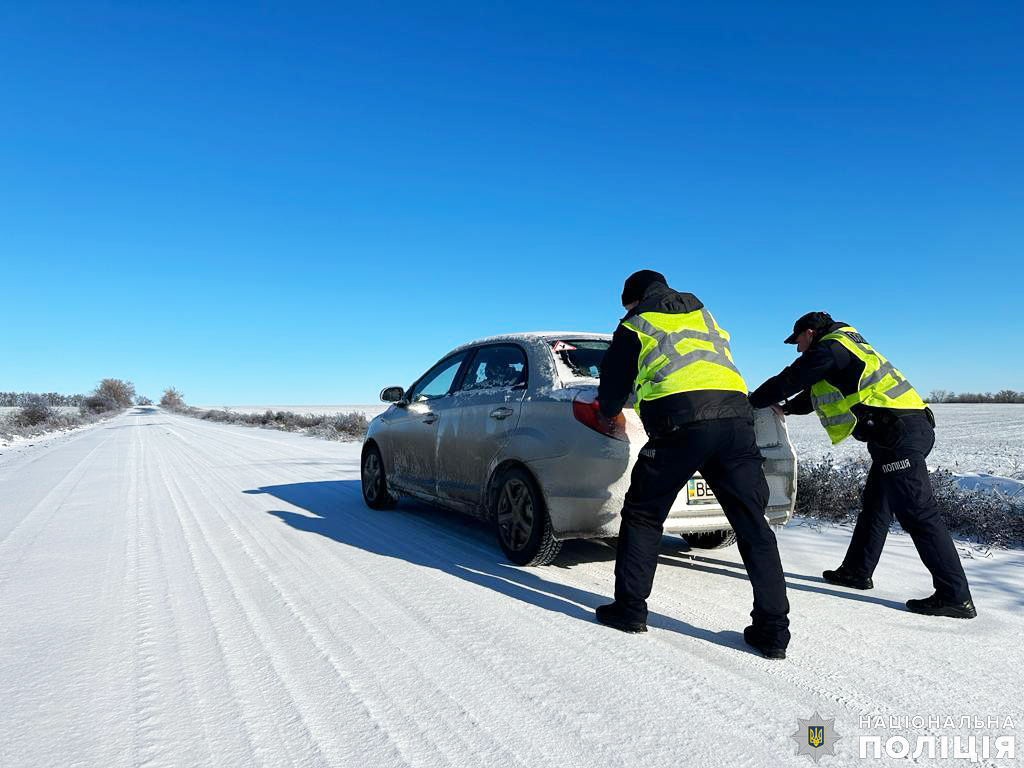 Виштовхували автівки і пригощали гарячим чаєм: як поліцейські Миколаївщини допомагали водіям під час погіршення погодних умов (ФОТО, ВІДЕО) 13