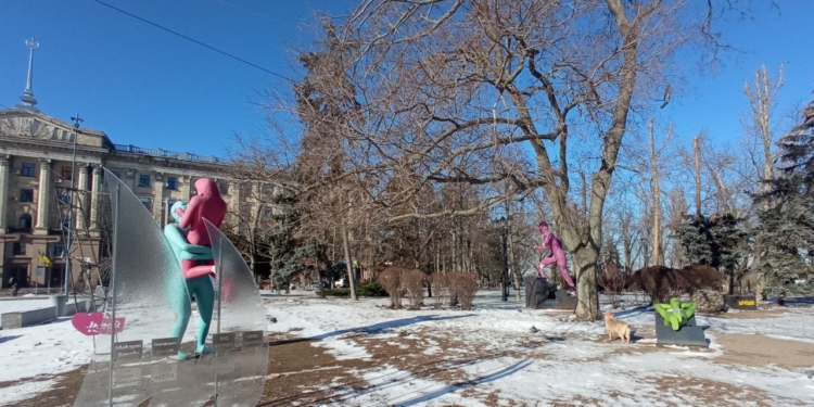 У Миколаєві демонтували для ремонту скульптури на Соборній площі – містяни просять витратити гроші на їх ремонт на закупку дронів для ЗСУ (ФОТО)