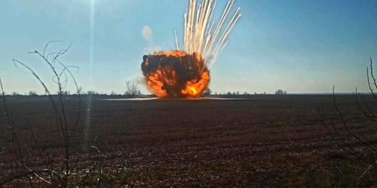 На Херсонщині вибухотехніки поліції виявили та знешкодили російську ракету «Х-101» (ФОТО, ВІДЕО)