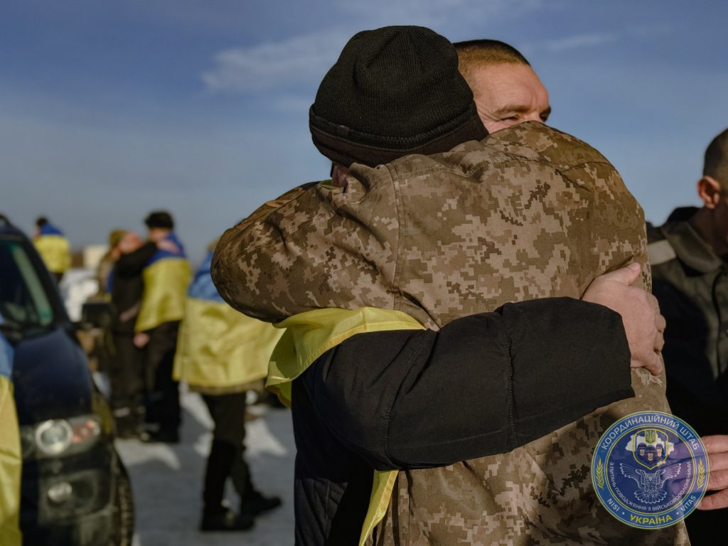 Серед звільнених сьогодні з російського полону - захисники Маріуполя, Херсона, бійці з острова Зміїний, морпіхи та бойові медики (ФОТО) 14