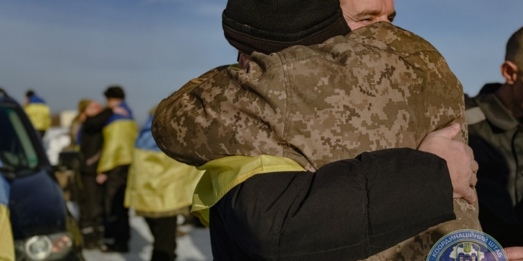 Серед звільнених сьогодні з російського полону – захисники Маріуполя, Херсона, бійці з острова Зміїний, морпіхи та бойові медики (ФОТО)