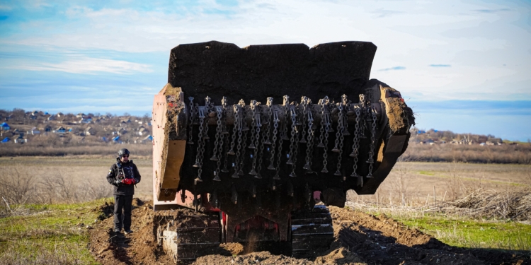 Миколаївські піротехніки ДСНС допомагають в розмінуванні територій Херсонщини ФОТО)