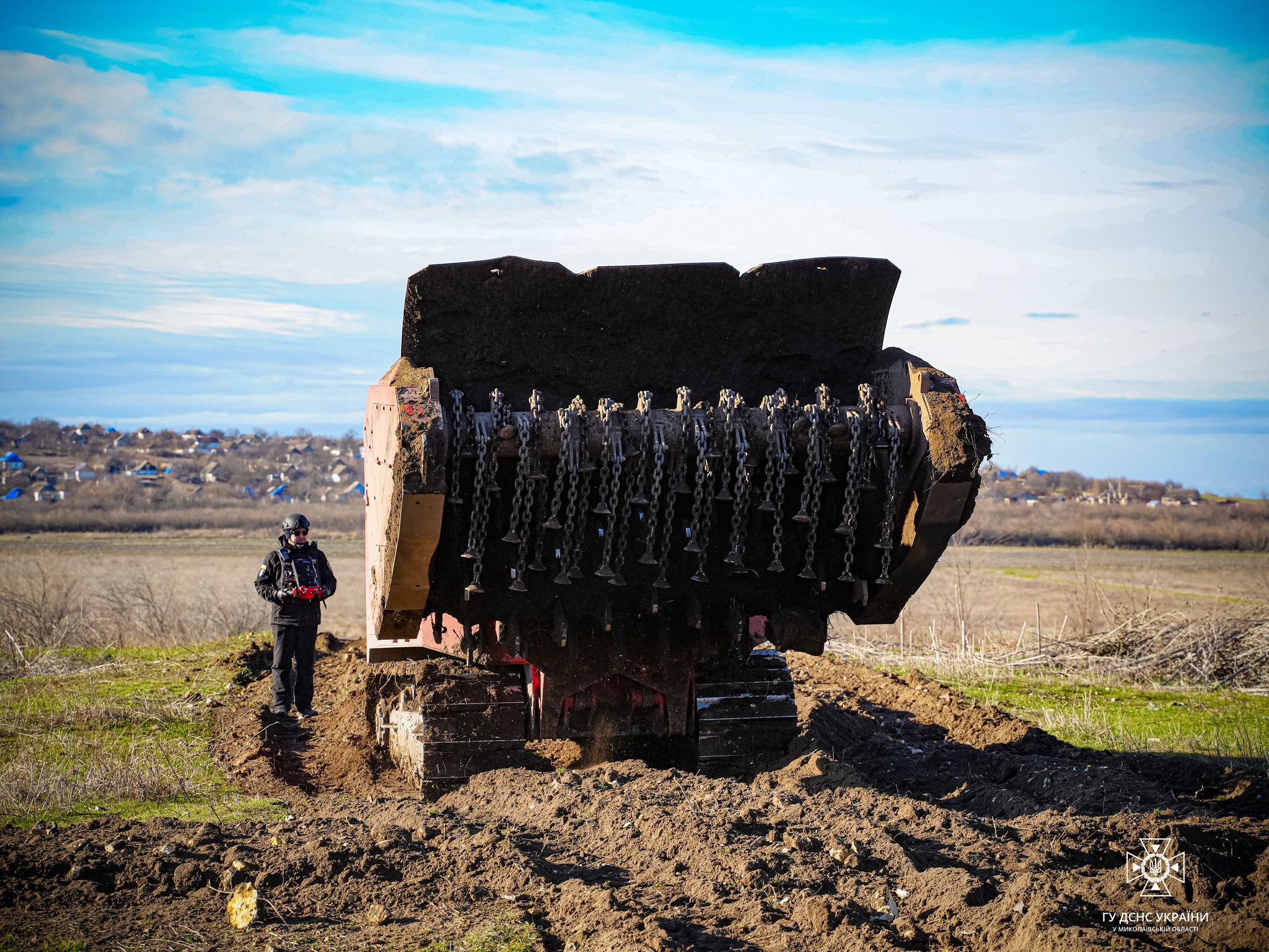 Миколаївські піротехніки ДСНС допомагають в розмінуванні територій Херсонщини ФОТО)