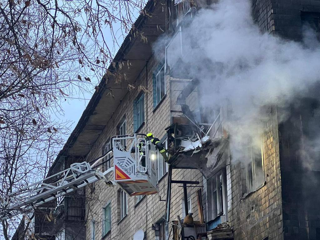 Рятувальна операція після ракетної атаки росіян на Київ, Харків і Павлоград: скільки загиблих та поранених на цей момент (ФОТО) 15