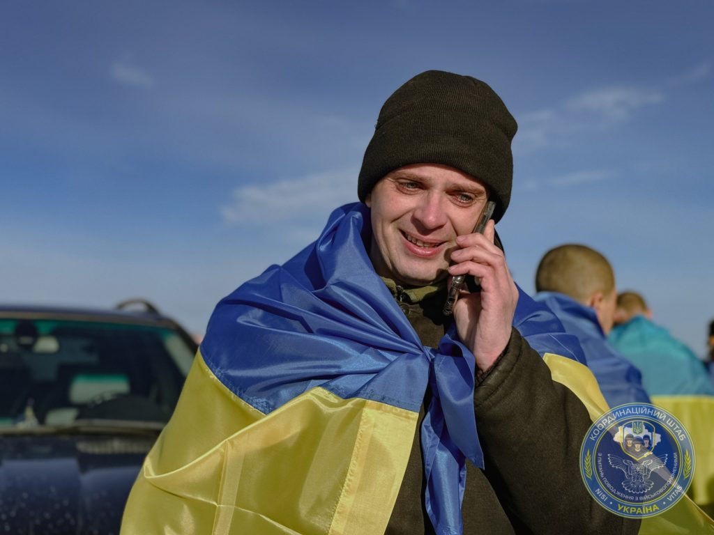 Серед звільнених сьогодні з російського полону - захисники Маріуполя, Херсона, бійці з острова Зміїний, морпіхи та бойові медики (ФОТО) 16