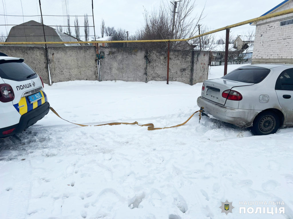 Виштовхували автівки і пригощали гарячим чаєм: як поліцейські Миколаївщини допомагали водіям під час погіршення погодних умов (ФОТО, ВІДЕО) 15