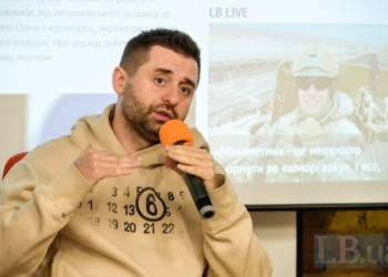 Втрати України у війні “не такі великі”, а нардепи і чиновники мають в учебках навчатися і їсти “зі звичайними людьми” – Арахамія