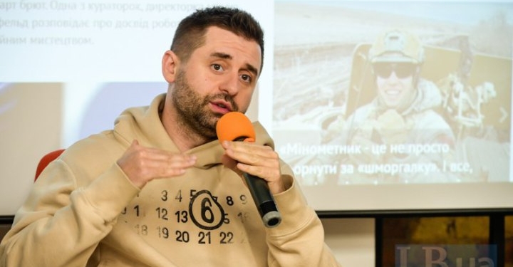 Втрати України у війні “не такі великі”, а нардепи і чиновники мають в учебках навчатися і їсти “зі звичайними людьми” – Арахамія