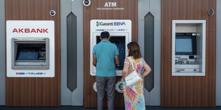 Турецькі банки “закручують гайки” Росії через страх перед санкціями США