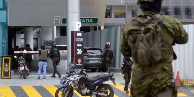 В Еквадорі злочинність почала збройний конфлікт проти влади, повідомляють про розстріли і захоплення заручників (ФОТО)