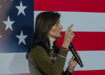 Закликала не відволікатися. Гейлі “пожувала” Трампа через вирок у його справі про наклеп