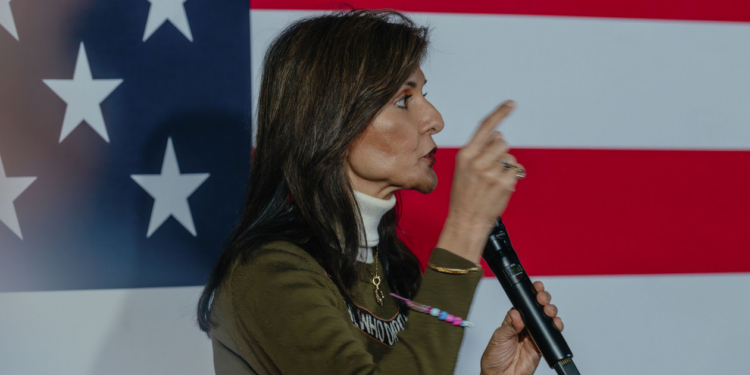 Закликала не відволікатися. Гейлі “пожувала” Трампа через вирок у його справі про наклеп