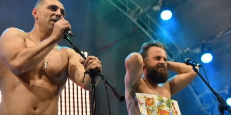 “Хочеш дівчинку, хочеш хлопчика”, – в Україні скандал через голу вечірку на Драгобраті (ВІДЕО)