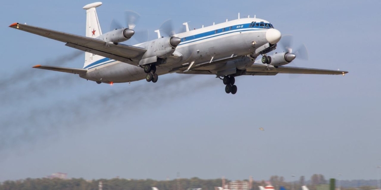 Російські канали стверджують, що підбитий ІЛ-22 приземлився – начебто він став жертвою “дружнього вогню”
