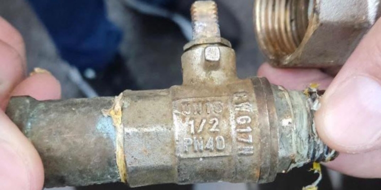 В Миколаєві злодій зрізав в підвалі багатоповерхівки 10 кранів – люди без води (ФОТО)