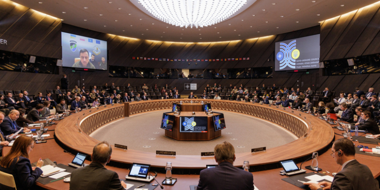 Країни НАТО планують додаткову військову допомогу Україні “на мільярди євро у 2024 році”