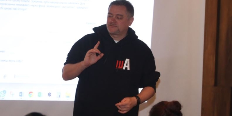 На квартиру журналіста-розслідувача напали невідомі, а потім перевели стрілки на нібито військових (ФОТО)