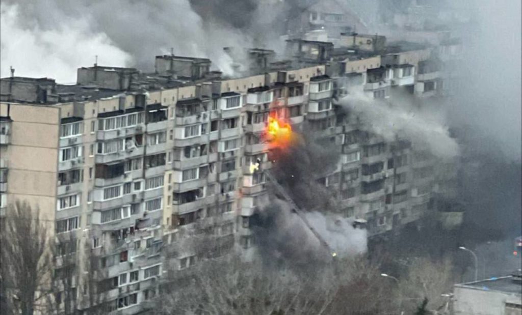 Жахливі наслідки ракетної атаки на Київ (ФОТО, ВІДЕО) 1