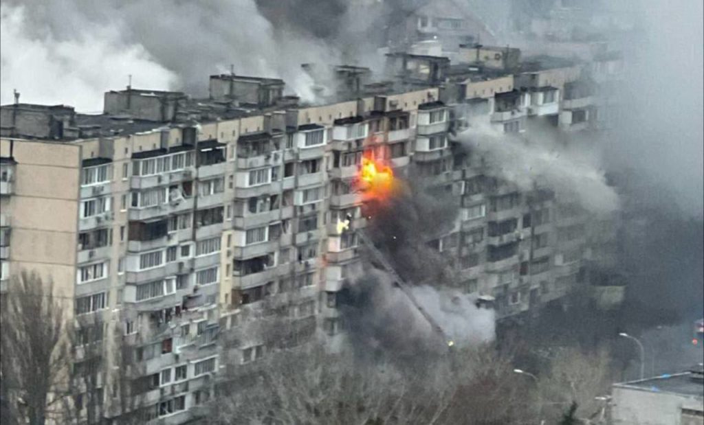 Жахливі наслідки ракетної атаки на Київ (ФОТО, ВІДЕО) 2