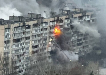 Жахливі наслідки ракетної атаки на Київ (ФОТО, ВІДЕО)