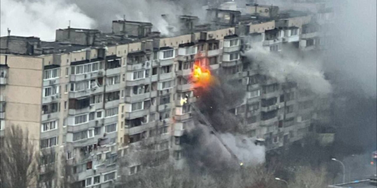 Жахливі наслідки ракетної атаки на Київ (ФОТО, ВІДЕО)