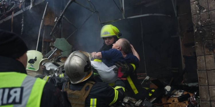 Жахливі наслідки ракетної атаки на Київ (ФОТО, ВІДЕО)