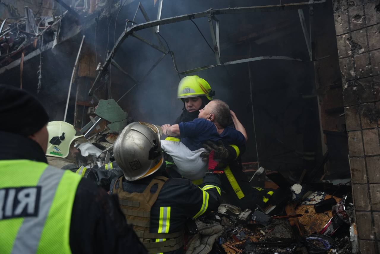 Жахливі наслідки ракетної атаки на Київ (ФОТО, ВІДЕО)