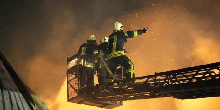 Нічна атака на Одесу – 6 поранених в житлових кварталах,  горів склад меблевого комбінату (ФОТО, ВІДЕО)