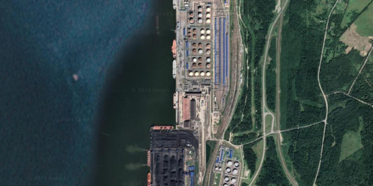 Атака на Усть-Лугу ставить під загрозу ключовий маршрут експорту нафти з РФ, – Bloomberg