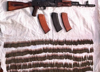 На Миколаївщині поліцейські викрили чоловіка на незаконному зберіганні зброї та боєприпасів – каже, що знайшов (ФОТО)