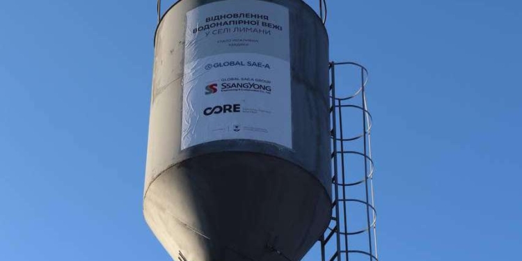 Завдяки благодійникам у селі Лимани на Миколаївщині встановлено нову водонапірну вежу замість пошкодженої російськими обстрілами (ФОТО)