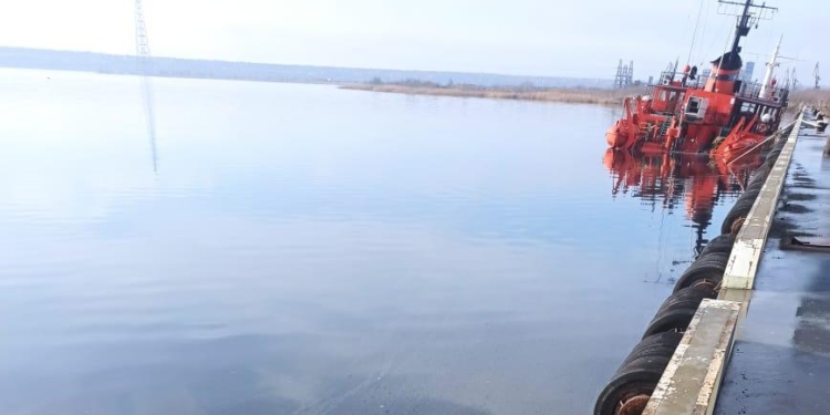 В морпорту Миколаєва затонуло судно – нафтопродукти потрапили до річки (ФОТО)