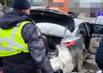Поблизу Коблево на Миколаївщині пожежу в автівці гасили разом – патрульні, водії і вогнеборці (ФОТО)