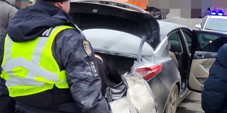 Поблизу Коблево на Миколаївщині пожежу в автівці гасили разом – патрульні, водії і вогнеборці (ФОТО)