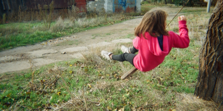 Благодійний проєкт Behind Blue Eyes: діти з Миколаївщини фотографували своє життя під час війни (ФОТО)