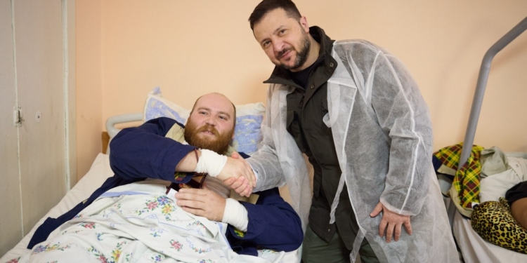 Зеленський відвідав госпіталь у Харкові, де лікуються українські військові, – вручив нагороди (ФОТО)