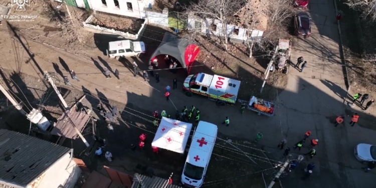 Як у Миколаєві ліквідовують наслідки ракетного удару російських окупантів (ВІДЕО)