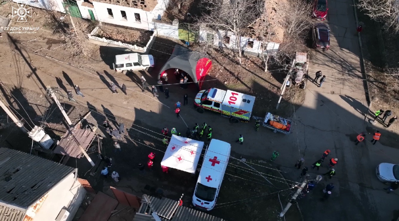 Як у Миколаєві ліквідовують наслідки ракетного удару російських окупантів (ВІДЕО)