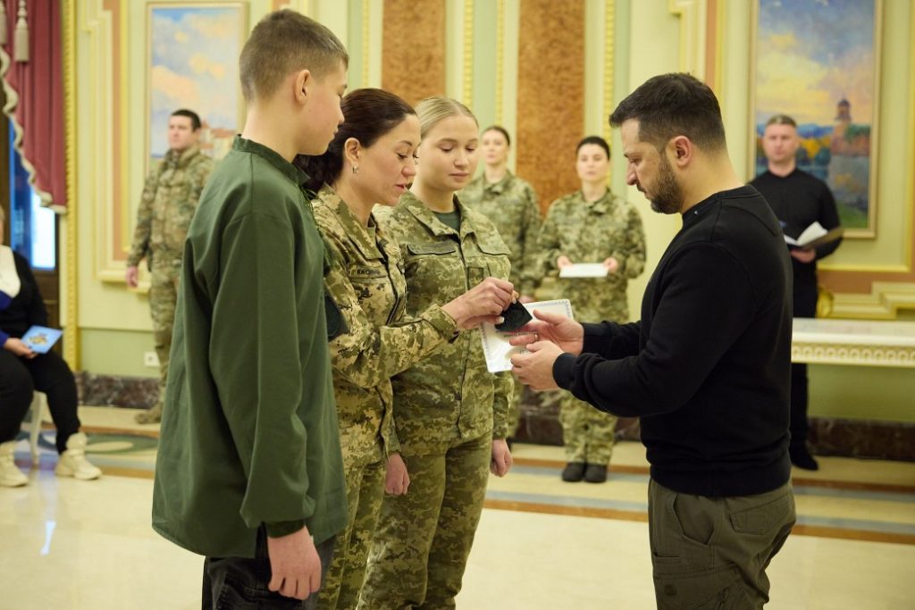 Зеленський вручив ще 30 сертифікатів на житло військовим і родинам полегших, зокрема – і рідним пілота миколаївської бригади Геннадія Матуляка (ФОТО) 23