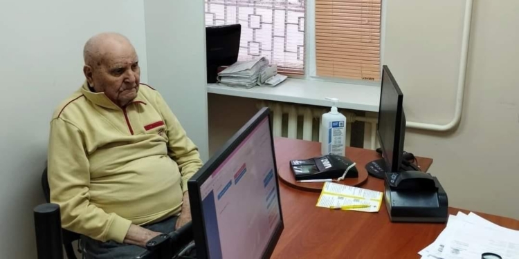 У Миколаєві 104-річний містянин прийшов оформлювати перший в житті закордонний паспорт (ФОТО)