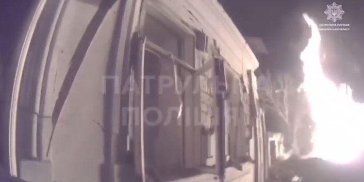 Ранковий удар росіян по Миколаєву: патрульні показали відео з бодікамер з місця «прильоту» (ВІДЕО)