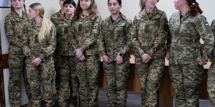 У ЗСУ вперше почали видавати жіночу військову форму (ФОТО)