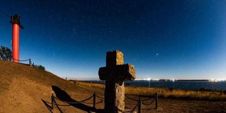 Російські загарбники скинули бомби на Кам’янську Січ Національного заповідника “Хортиця” (ФОТО)