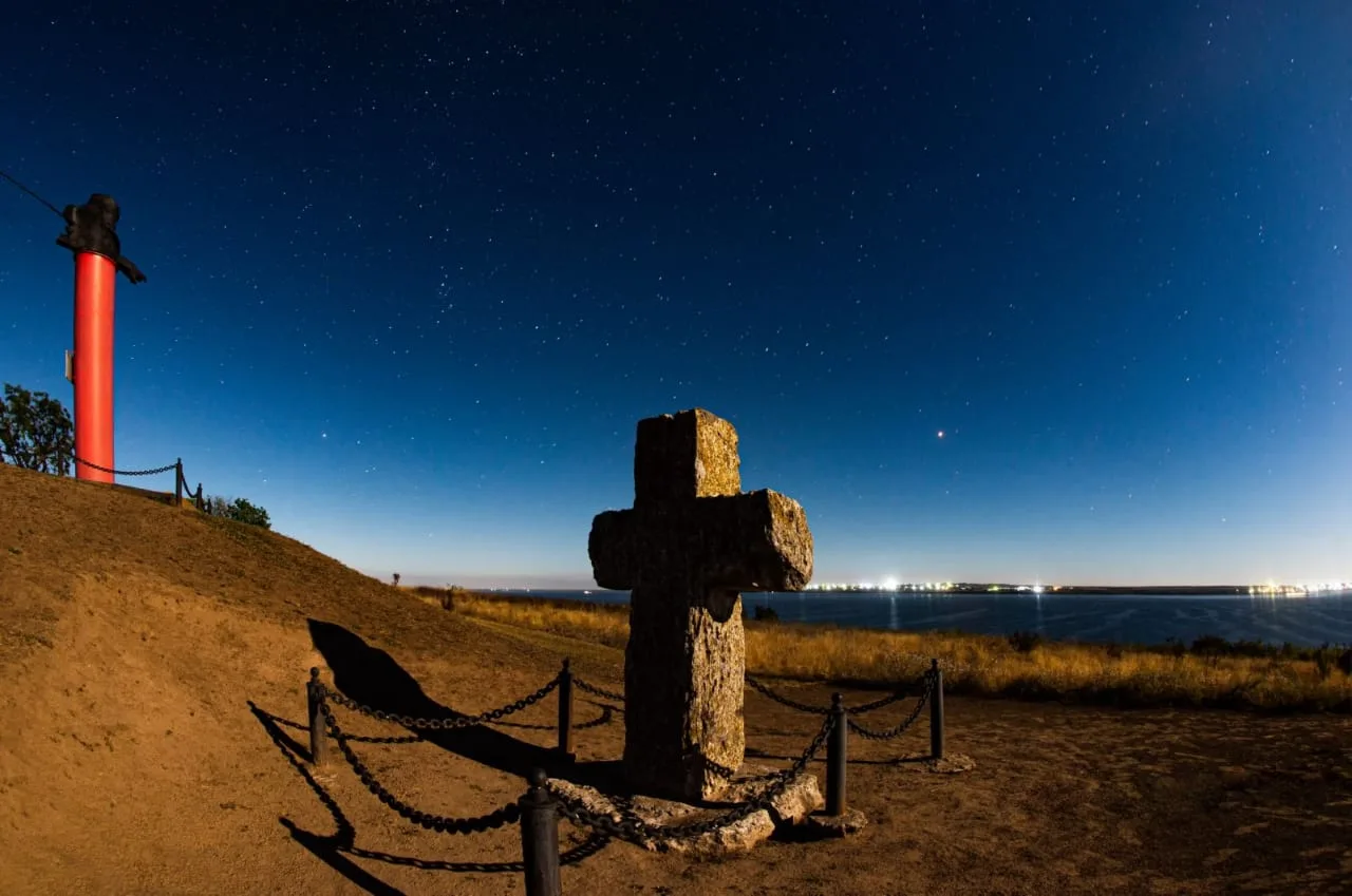 Російські загарбники скинули бомби на Кам’янську Січ Національного заповідника “Хортиця” (ФОТО)