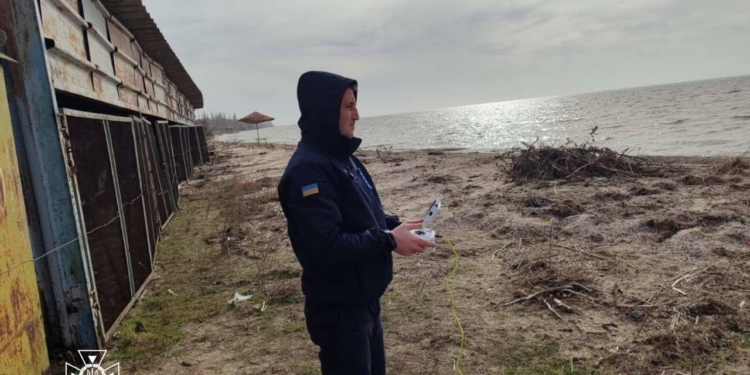 Миколаївські рятувальники за допомогою підводного дрона знайшли тіло чоловіка, що зник в Лупареве (ФОТО)