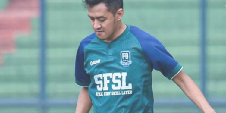 В Індонезії футболіста на полі вбила блискавка. Родичі сказали – воля Бога (ВІДЕО)