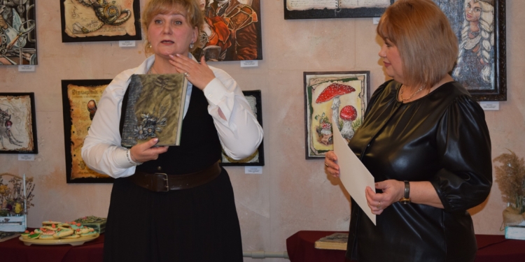 «Струни творчості»: у Миколаєві відкрилась виставка живопису відомої художниці Ірини Дарієнко (ФОТО)