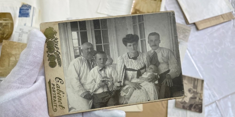 «Колективний портрет міста тих часів»: в Миколаєві оцифрують понад 1000 старих листівок і фотографій з музейних фондів (ФОТО)