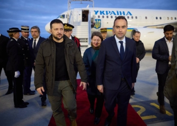 Зеленський вже прилетів до Франції